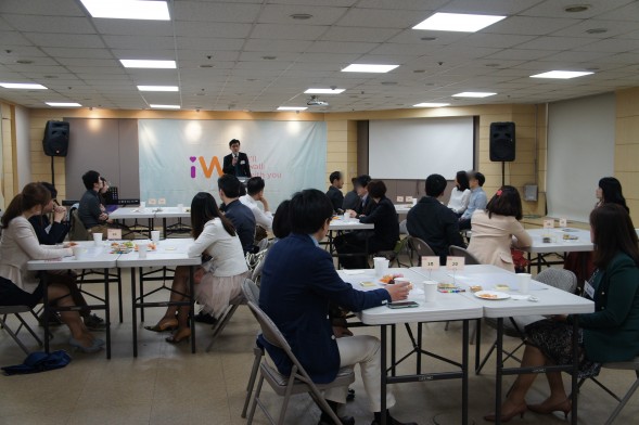 크리스천 청년들이 하나님의 가정을 함께 세워갈 배우자를 찾을 수 있도록 돕는 iWe 사역이 오는 11월 9일부터 4주 동안 진행된다. 사진은 ‘iWe 투게더’ 프로그램에 참여하고 있는 청년들의 모습.
