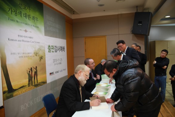 지난 11월 25일(월) 서빙고 한동홀에서 열린 OMSC 출판감사예배에서 책을 발간한 기념으로, 감사예배 및 저자 사인회를 진행했다.