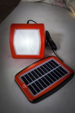 솔라랜턴(Solar Lantern):낮에 태양광을 이용해 전기를 생산, 축전기에 저장했다가 밤에 LED전등을 켜는데 활용한다. 밤에 불을 밝히지 못하는 사람들을 위해 개발됐다.