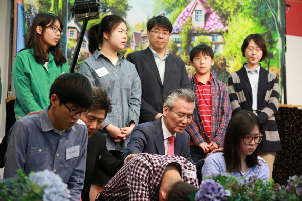 가족연합예배에서 어린이 세례식이 거행되고 있다.