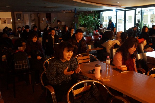강남홀리스타에 참석한 청년들이 뜨겁게 기도하고 있다