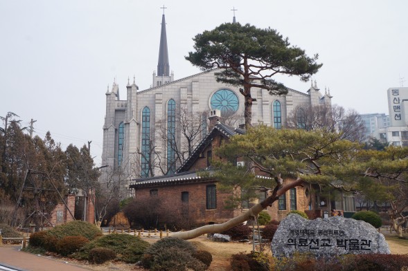 동산의료원 의료선교박물관에 있는 스윗즈주택. 뒤로 보이는 고딕 첨탑 교회는 현 대구제일교회다. 대구의 첫 기독교회다.