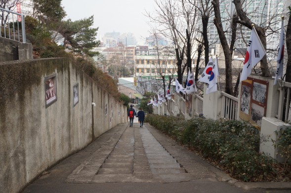 대구 3.1운동 길. 대구제일교회와 선교사주택 사이에 있다.
