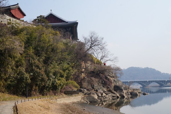 비경을 자랑하는 진주성 촉석루. 오른쪽 밑의 바위가 논개가 적장을 끌어안고 뛰어내렸다는 의암이다.