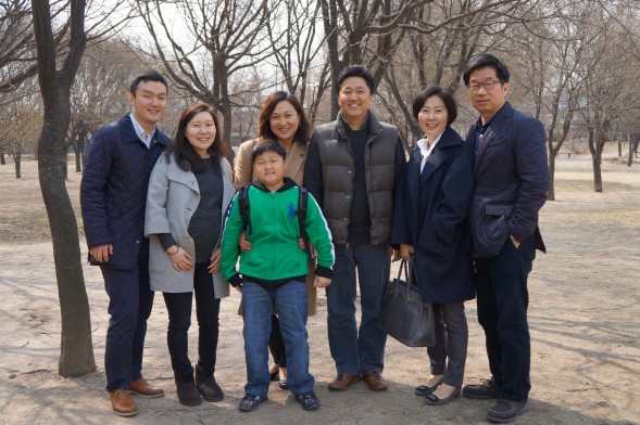 일산공동체 일대일 양육 3대. 사진 왼쪽부터 이정근·문혜영 부부(3대), 김영상·전상미 가족(2대), 백성현·정지현 부부(1대)