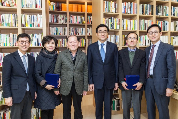 NGO더멋진세상 후원자 감사패 증정식. 김흥순,이은희 부부(왼쪽두번째), 유우선집사(오른쪽두번째)