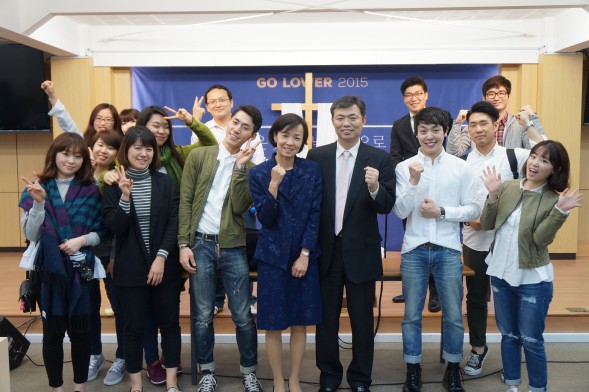 오사카 온누리교회 이영선 목사 부부와 청년들의 모습.