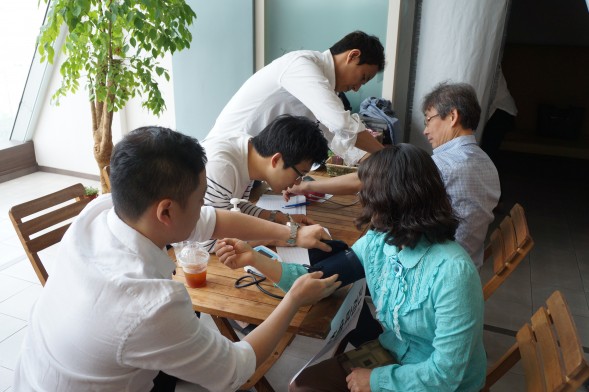 무료 초음파 검진을 받기 전, 혈압을 재는 성도들