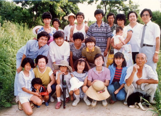 12가정은 교회 창립 전부터 어도 형도교회 아웃리치를 통해 섬겼다. 사진은 1986년 8월 아웃리치 모습.
