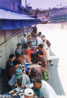 효창공원 노인들에게 끼니를 제공한 예수향기회. 삼풍백화점 참사 현장을 돕고, 온누리복지재단의 모태가 되기도 했다.