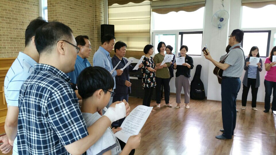 대평교회 주일예배에서 아웃리치 팀원들이 특순을 선보이고 있다.