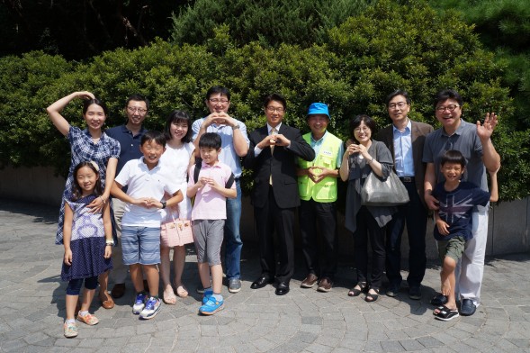 서초D공동체 리더십들. 왼쪽부터 이기성 박수연 부부, 이상욱 김신주 부부, 양성민 목사, 정용주 다락방장, 황윤일 박경주 부부, 이동엽 순장.