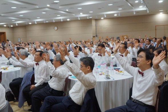 220여 명의 장로들이 기도하고 있다.
