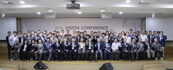 2015 비전컨퍼런스에 모인 30개 해외비전교회 목회자, 비전위원, 해외비전교회협력위원들.