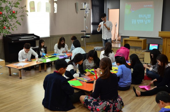 병원교회 주일학교 2부 순서로 종이접기를 하고 있다.