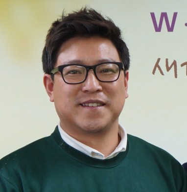 오상진 성도(왼쪽에서 두번째)