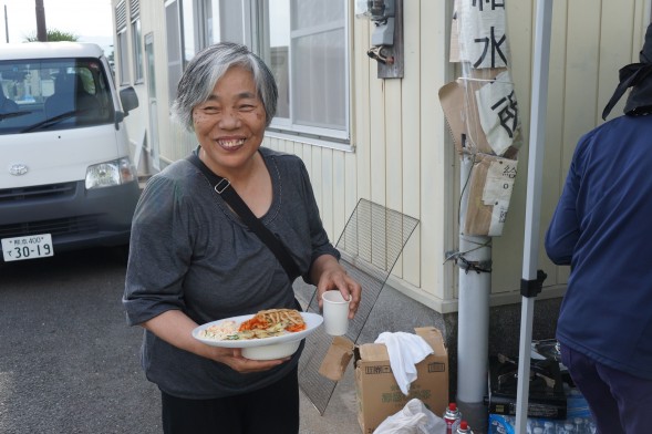 식사배식을 받은 현지인