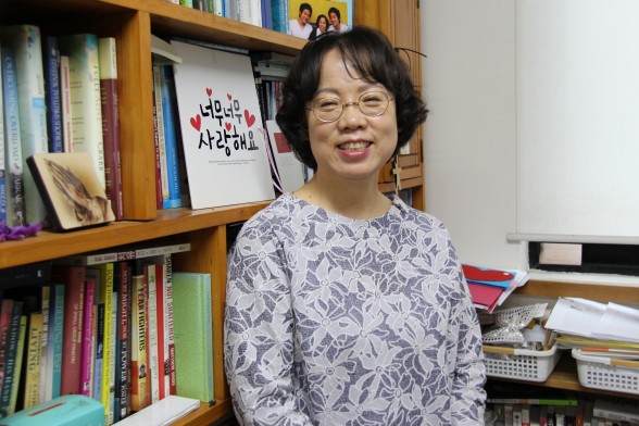 지난 2일, 토기장이 출판사에서 조애신 대표가 환하게 웃고 있다.
