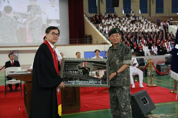 서상국 육균훈련소장이 기념액자를 전달하고있다.